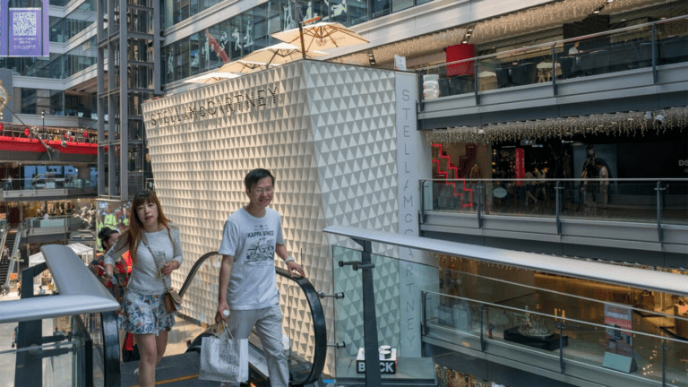 Wealthier Chinese individuals keep paying while others do not spend, the survey uncovers